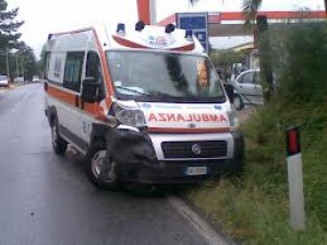 Scontro tra ambulanza e auto, donna ferita 