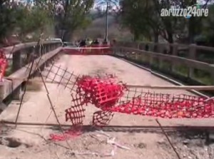 Lo strano caso del ponte di Onna