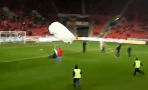 Come interrompere una partita di calcio senza farsi notare 