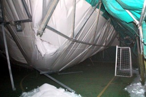 Maltempo: L'Aquila, crollano "palloni" di calcetto ai campi di Monticchio 