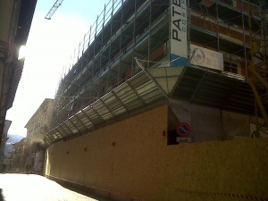 Il palazzo in ricostruzione