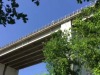 Lancia figlia da ponte A14 e ora minaccia il suicidio, la compagna morta dopo la caduta dal balcone