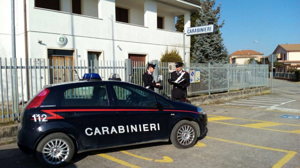 Accoltella l'ex compagna ferendola gravemente, poi si costituisce ai ...