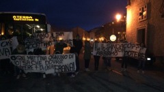 Studenti bloccano bus per andare scuola