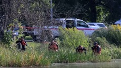 Le ricerche dei resti del bambino nel lago 