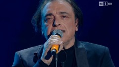 Sanremo 2016, Nino Frassica canta "A mare si gioca"