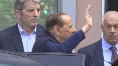 Silvio Berlusconi lascia l'ospedale San Raffaele