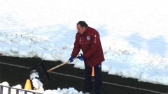 Zdenek Zeman, intento a spalare la neve