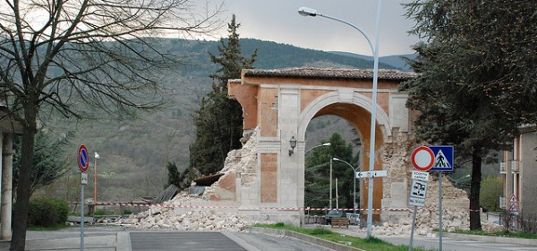 Porta Napoli dopo il terremoto del 6 aprile 2009