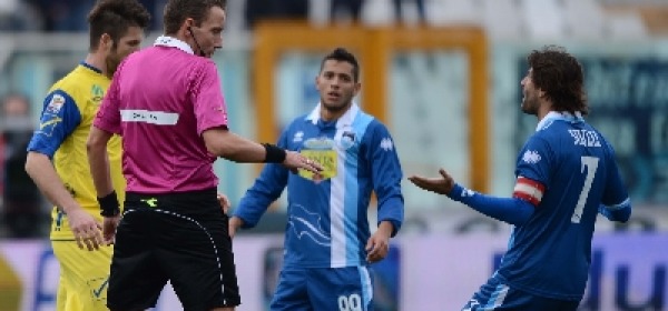 L'arbitro Mazzoleni con alcuni giocatori del Pescara