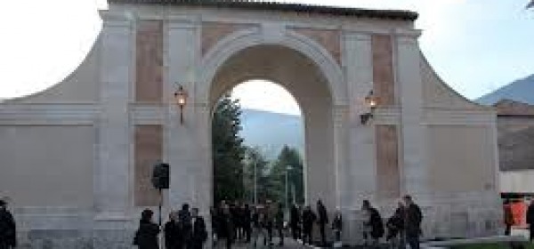 Porta Napoli restaurata, uno defli interventi Fondazione Carispaq