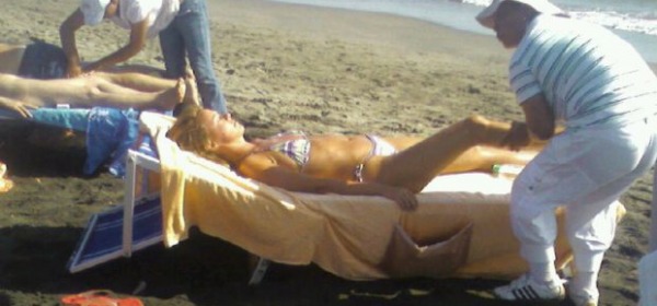 Beatrice Lorenzin massaggio sulla spiaggia