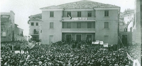 Folla radunata in piazza il giorno dei funerali, Celano 3 maggio 1950