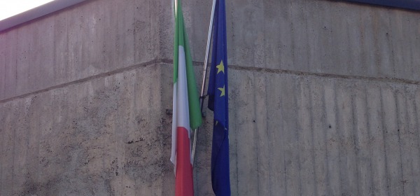 Il tricolore in un istituto scolastico aquilano