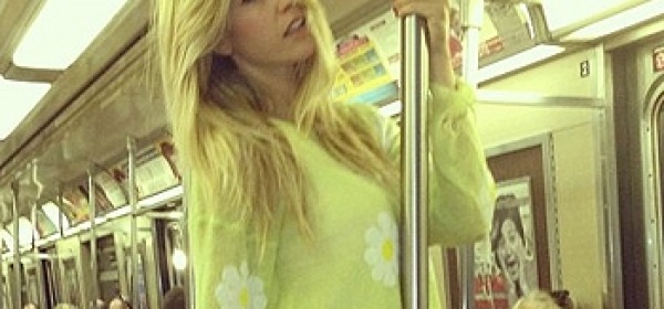 Elena Santarelli in metro