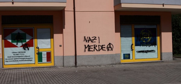 Alba Adriatica le scritte sulla sede di Alba Dorata