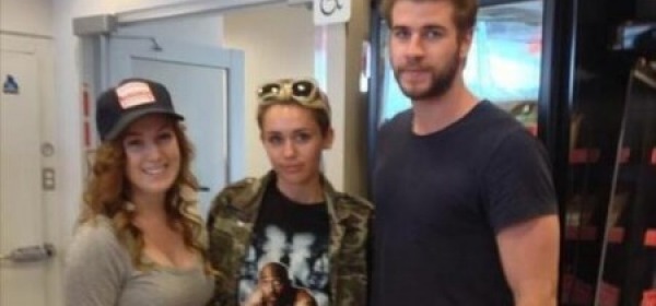 Miley Cyrus e Liam Hemsworth con una fan