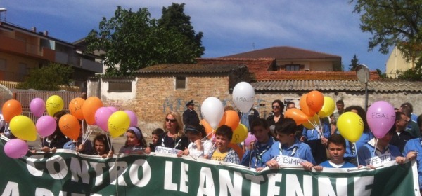 I manifestanti contro le antenne