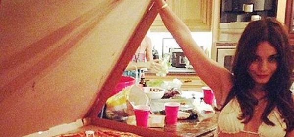 Vanessa Hudgens e la pizza ai peperoni gigantesca