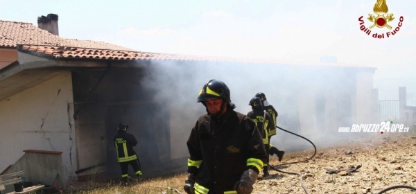 I Vigili del fuoco sul luogo dell'esplosione 