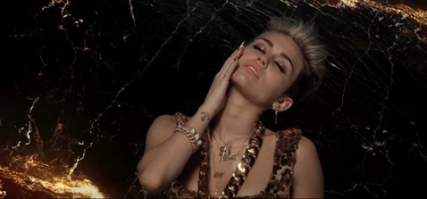 Miley Cyrus in "Fire" di Big Sean