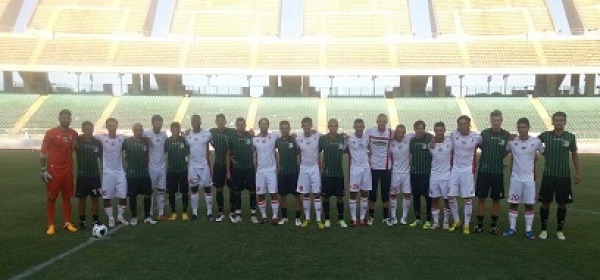 Le due squadre prima del calcio d'inizio (foto dal sito ufficiale del Chieti)
