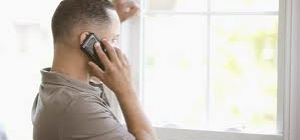 Persona al telefono