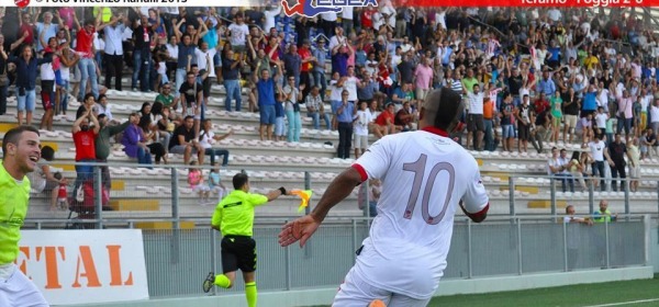 Dimas festeggia la rete contro il Foggia (foto di Vincenzo Ranalli)