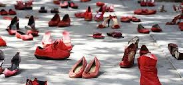 Manifestazione scarpe rosse contro femminicidio
