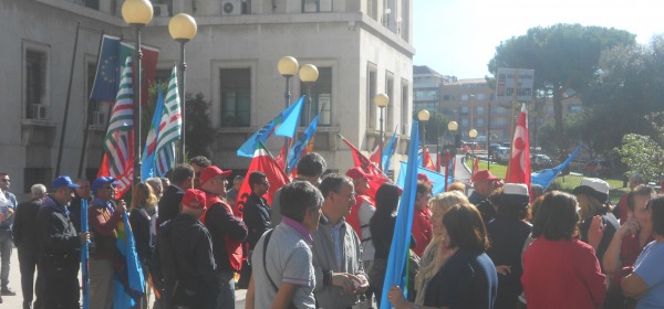La protesta dei sindacati in piazza Italia