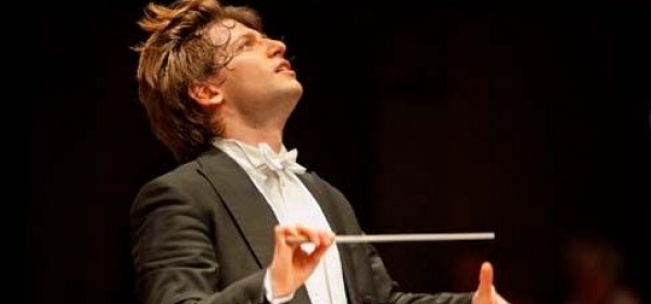 Daniele Rustioni che inaugurerà la stagione con l'Orchestra della Toscana