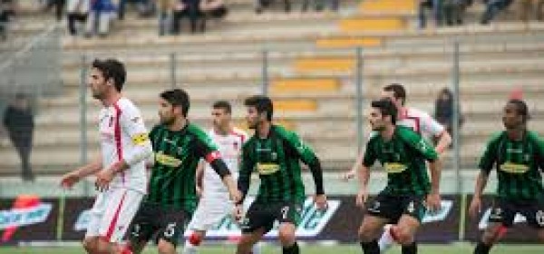 Una fase di gioco del Teramo-Chieti della scorsa stagione