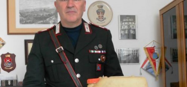 Carabiniere con oggetti sequestrati 