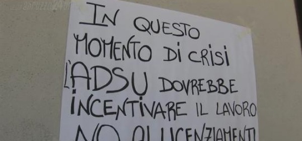 Uno dei cartelli affissi dalle lavoratrici durante lo sciopero