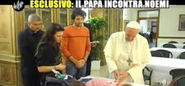 Papa Francesco con Noemi foto de Le iene