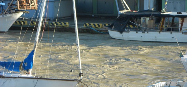 Le acque ancora alte ed agitate del Pescara