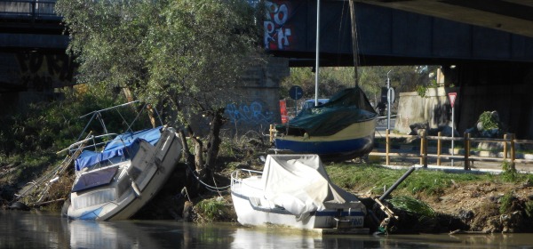 Barche rovesciate lungo il porto canale di Pescara