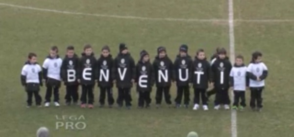 I bimbi di Viareggio con la scritta "BENVENUTI"