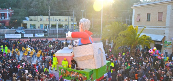 La sfialta dei carri del Carnevale di Francavilla