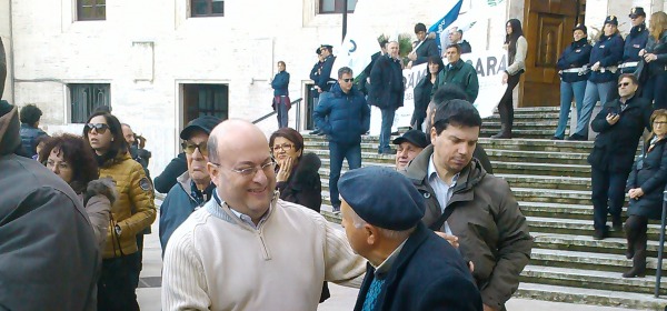 Massimiliano Pignoli con i manifestanti