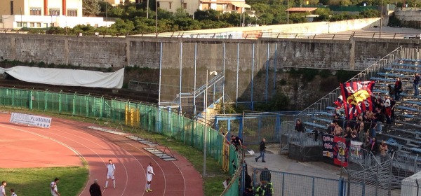 I rossoblù a fine partita sotto il settore ospiti 