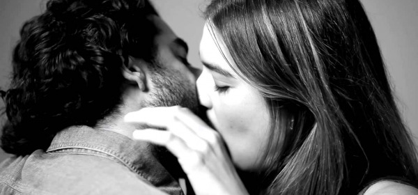 "First Kiss" di Tatia Pilieva