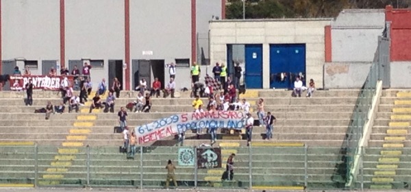 Lo striscione dei tifosi pontederesi