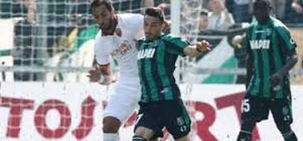 Lo scontro tra Benatia e Sansone in Sassuolo-Roma