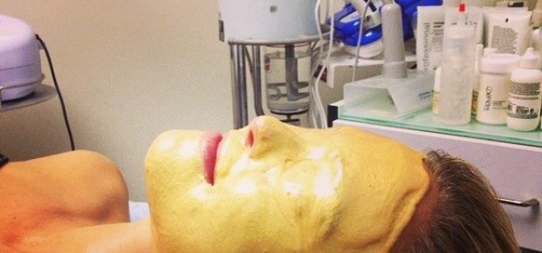 Bar Refaeli e la maschera d’oro