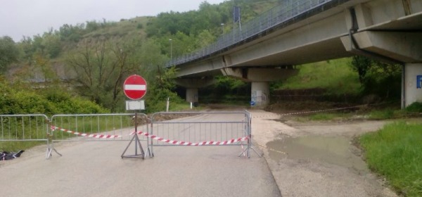 Contrada Carapollo strada bloccata