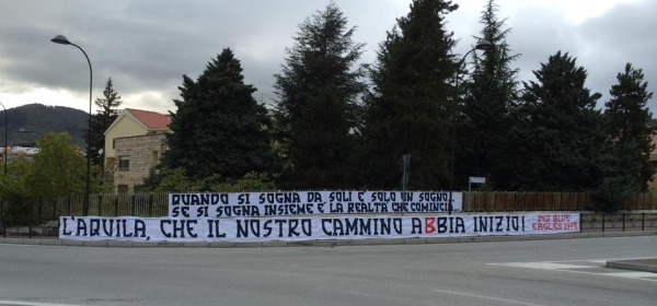 Lo striscione alla rotonda del Torrione