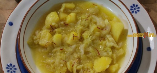 Zuppa con verze, patate e zafferano