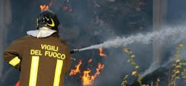 Vigili del fuoco spengono incendio