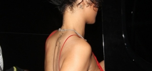 Rihanna in Lingerie trasparente rossa